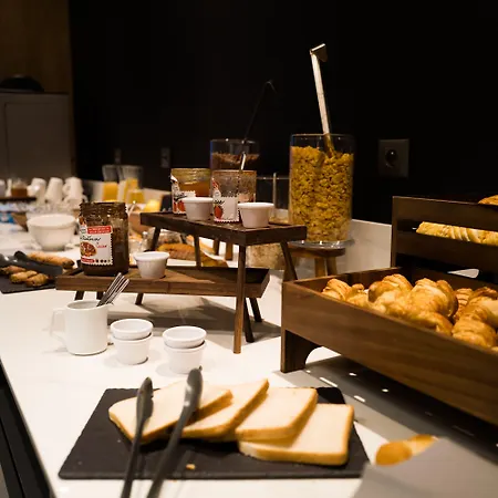 Отель Campanile Centre St Roch