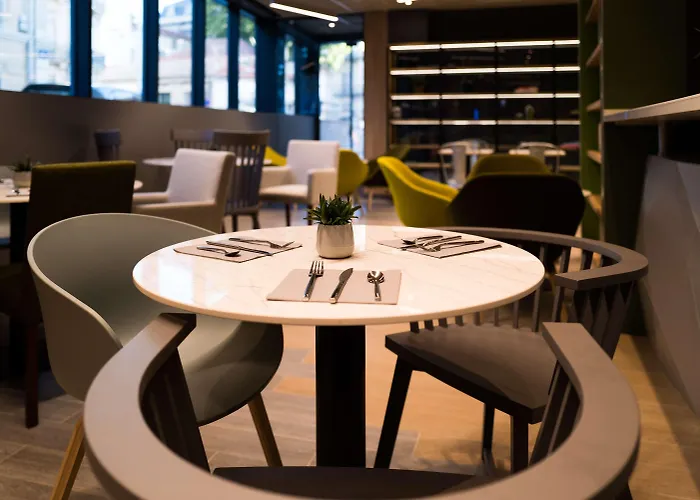 Hotel Campanile Centre St Roch 3*