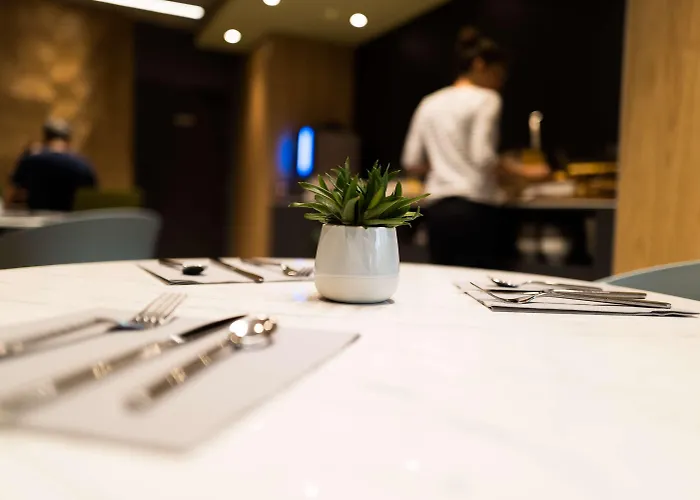 Hotel Campanile Centre St Roch 3*